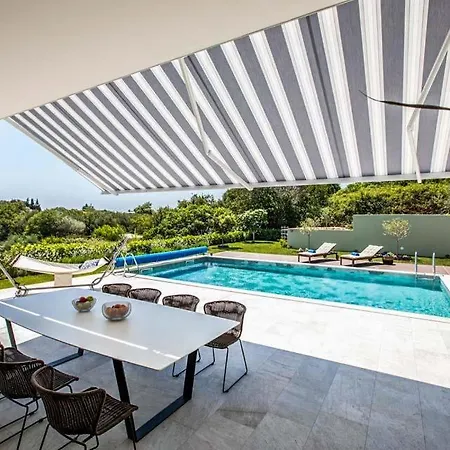 Sleeps 10 Pool Air Con Wifi 别墅 *