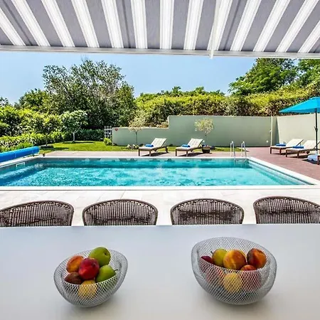 Sleeps 10 Pool Air Con Wifi *