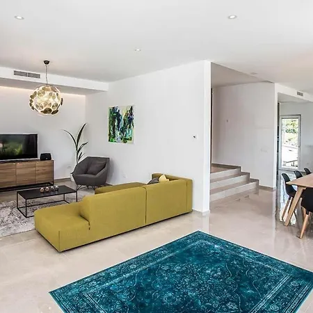 Sleeps 10 Pool Air Con Wifi *