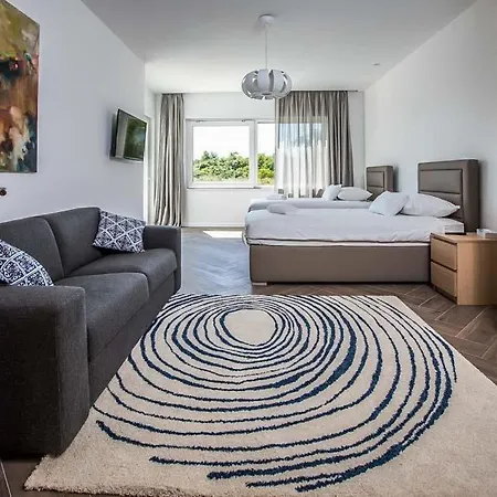 Sleeps 10 Pool Air Con Wifi Orasac