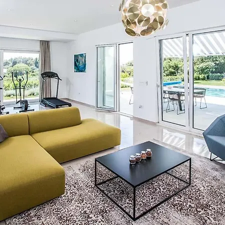 Sleeps 10 Pool Air Con Wifi *